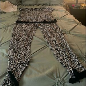 Pair women pajamas two pieces short sleeve ruffle trim leopard print.